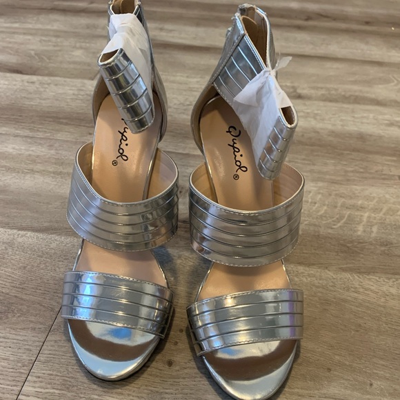 Women’s silver heels Size 6 - Picture 3 of 6